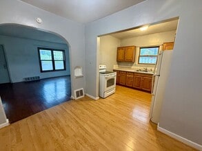 Building Photo - 515 W Strowbridge St