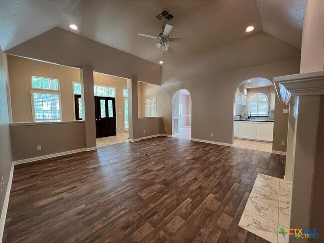 Foto del edificio - 742 W San Antonio St