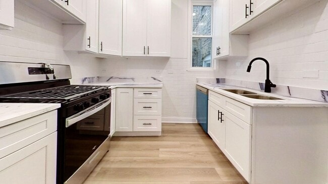 Building Photo - Raised First Floor Lincoln Park Two Bedroom