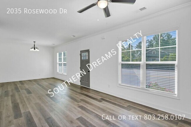 Foto del edificio - 2035 Rosewood Dr