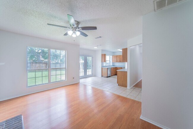 Foto del edificio - Spacious 4-Bedroom Home Across from the Pa...