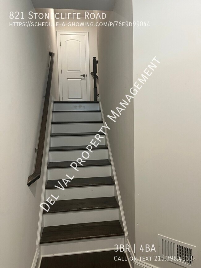 Foto del edificio - 821 Stonecliffe Rd