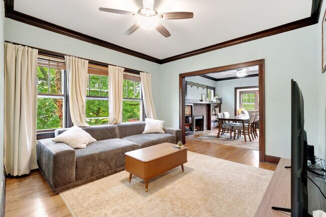 Foto del edificio - 1701 Dempster St