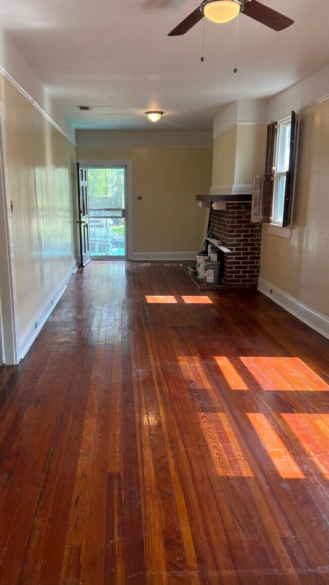 Del comedor a la sala de estar - 2537 Jasmine St