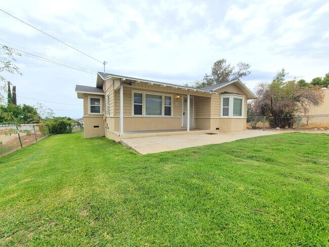 Foto del edificio - 1349 Fairview Ln
