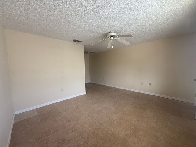 Foto del edificio - 2 Bedroom/1Bath  with Garage 55+ Community...