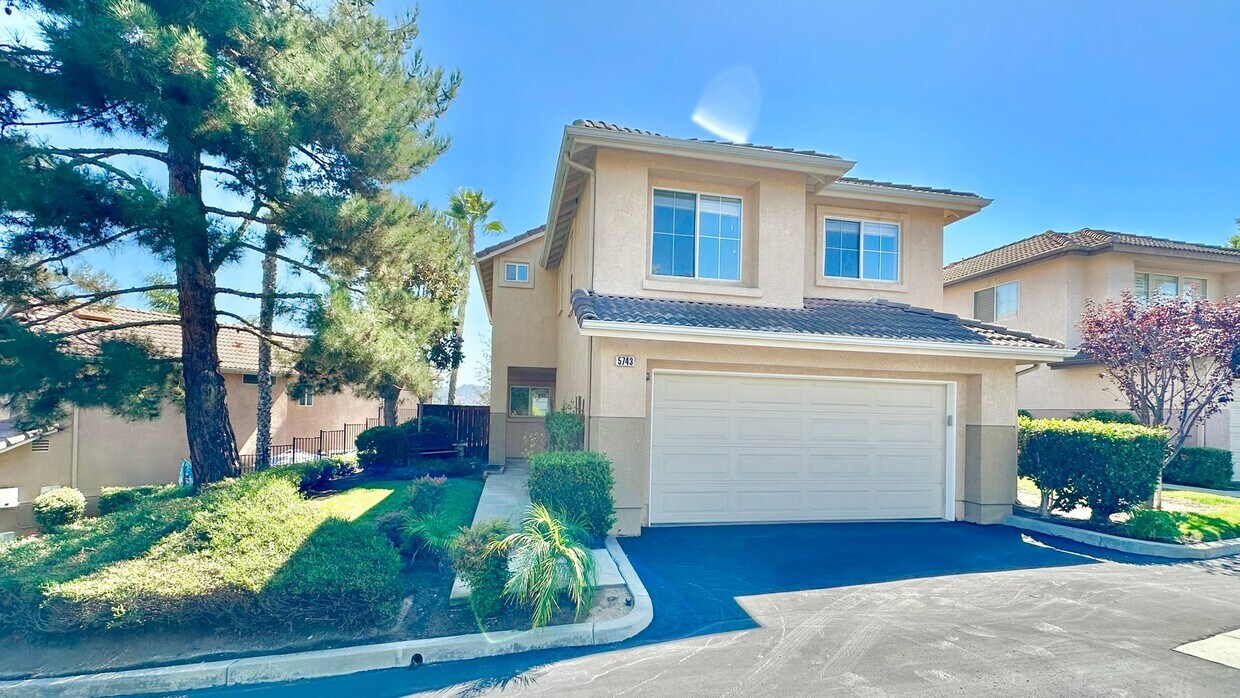 Foto principal - Beautifully Updated and Upgraded Two-Story...