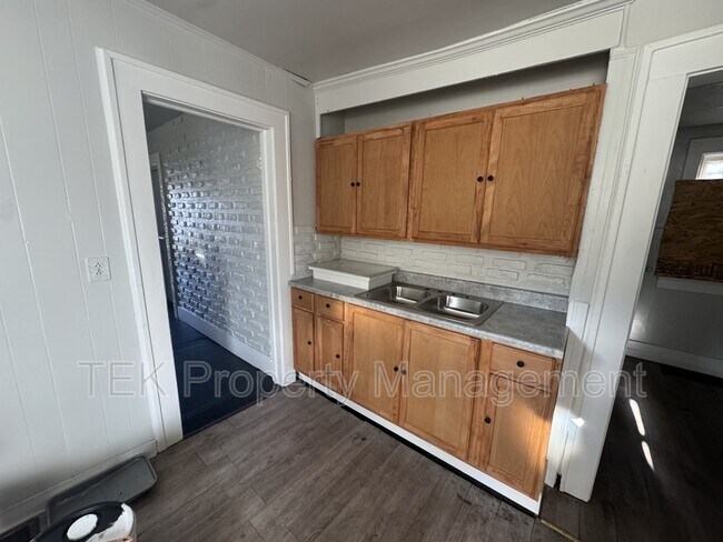 Foto del edificio - 210 Dewey Ave