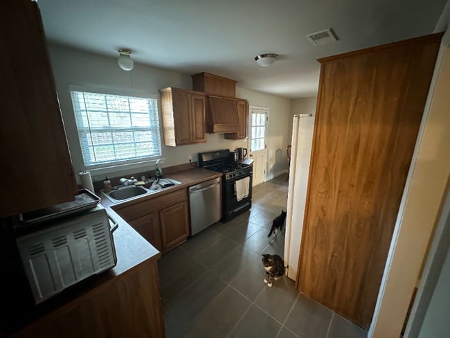 Building Photo - 10932 Dunaway Dr