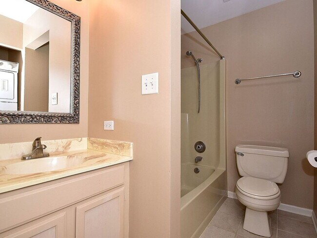 Building Photo - "Charming 2-Bedroom Oasis with 2 Full Bath...