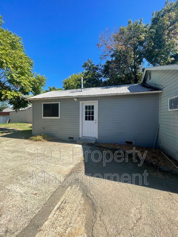 188 Thomas St Unit B Back, Ukiah, CA 95482 Condo for Rent in Ukiah