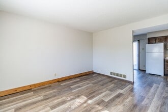 Building Photo - 4509-4511-4511 W Millbrook Dr