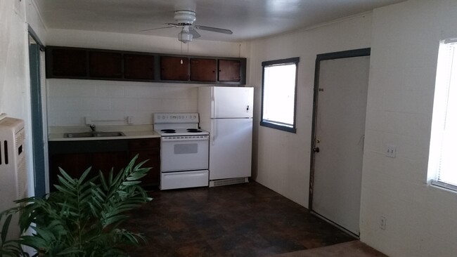 Foto del edificio - 1744 E Hedrick Dr