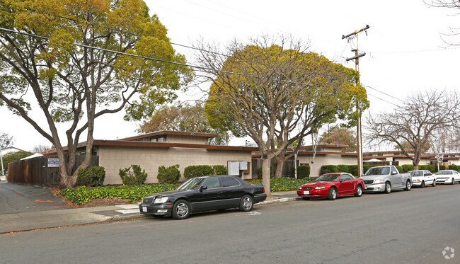 Building Photo - Fernmar Studios