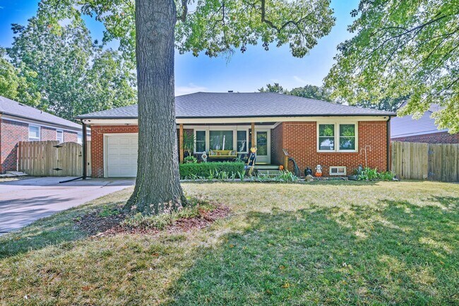 Building Photo - 320 N Hillcrest Ave