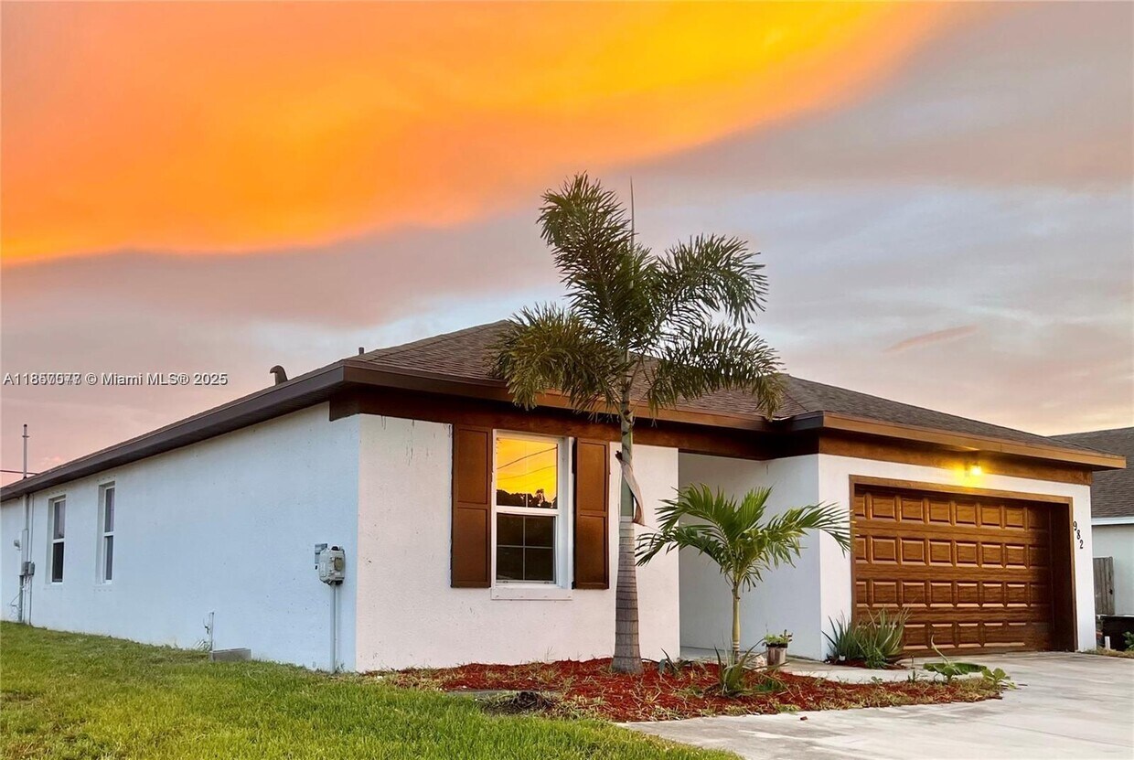 Primary Photo - 982 SW Alcantarra Blvd