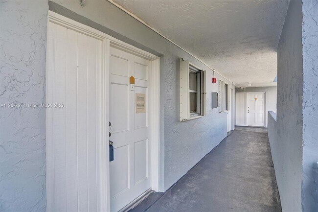Building Photo - 9367 Fontainebleau Blvd