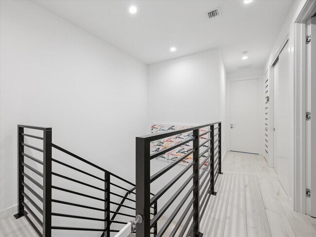 Foto del edificio - 3458 Day Ave