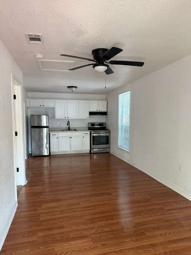Building Photo - 136 Persyn St