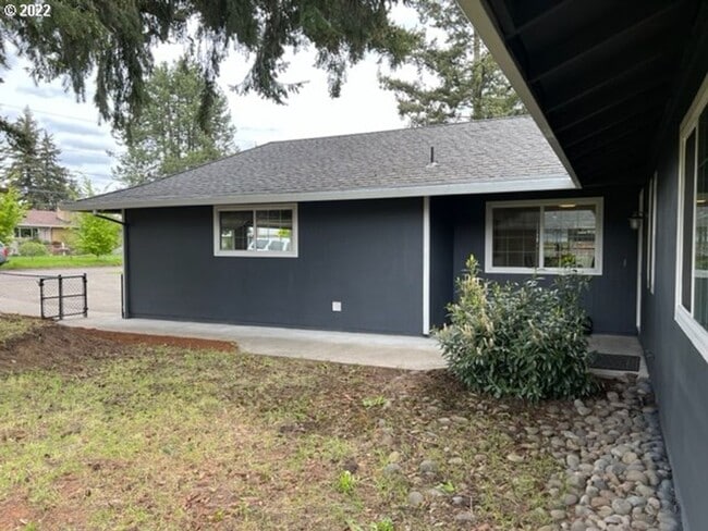 Building Photo - Comfortable 3BD/2BA Home with Vaulted Ceilings & Large Lawn
