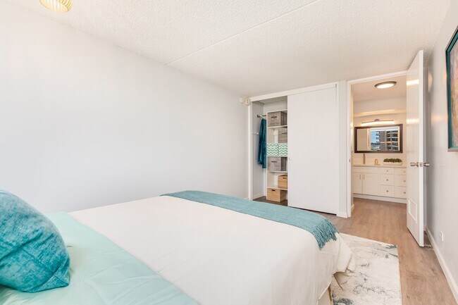 Foto del edificio - Unwind in Style: Fully Furnished 1 Bed/1 B...