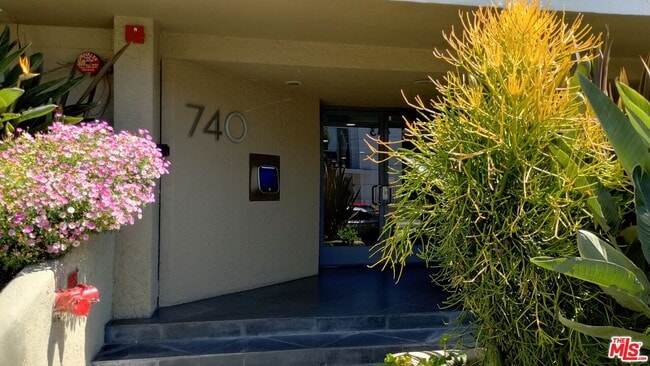 Building Photo - 740 Kings Rd
