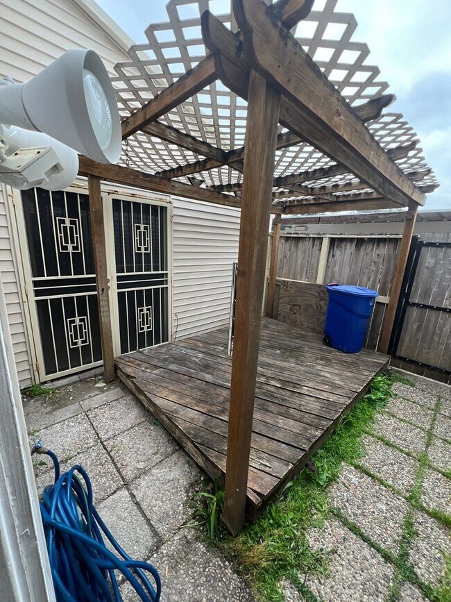 Building Photo - 6401 Deihl Rd #1102- Ask About Our NO SECU...