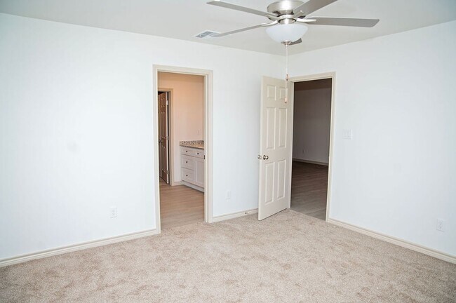 Building Photo - Move-In Ready & Made for Memories