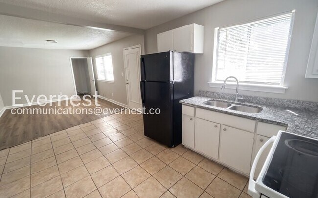 Foto del edificio - 907 Garywood Pl