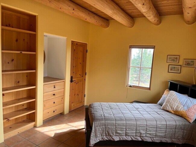 Building Photo - 3 Arriba Circle - Guest House - Lease Only...