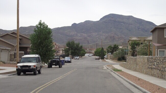Foto del edificio - Sandstone Ranch Estates 4 bedroom with Refrig A/C and beautiful Mountain Views!