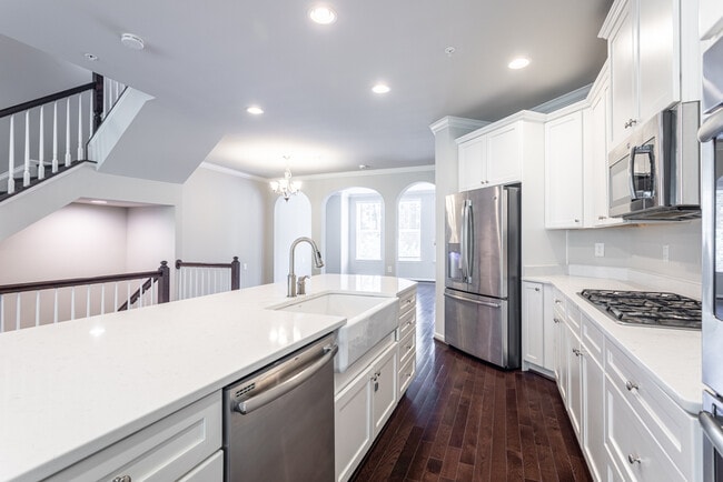 Building Photo - 6913 Country Club Terrace