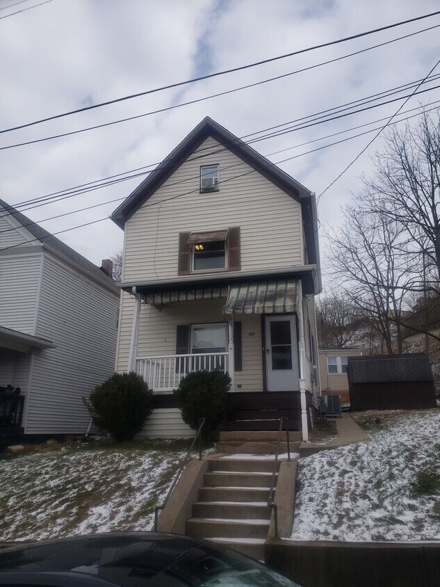 Inviting 3Bedroom Residence with Modern A... House Rental in