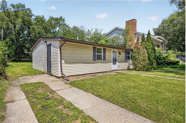 Building Photo - 2280 Roosevelt Pl