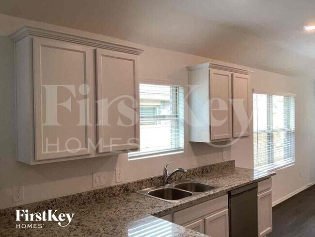Foto del edificio - 18455 Summit Ranch Dr