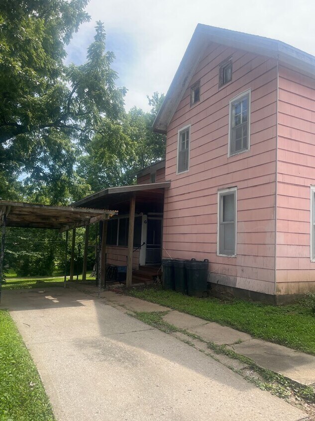 216 W Market St Unit A, Warrensburg, MO 64093 Room for Rent in