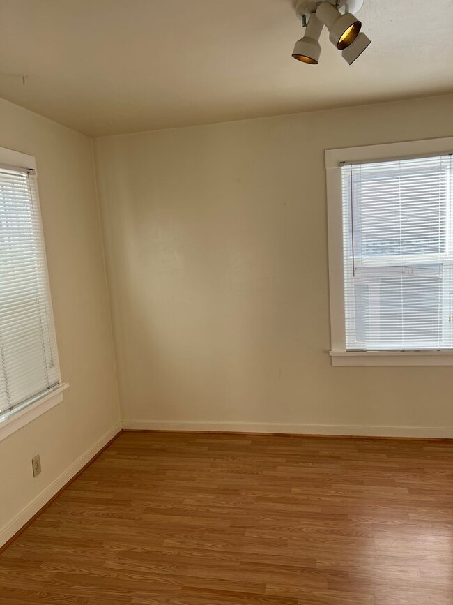 Foto del edificio - Fenced Yard - Laminate Flooring - Mid-Town - Extra Outside Storage