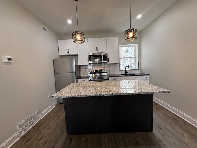 Foto del edificio - Renovated 2-Bedroom Apartment in Vibrant U...