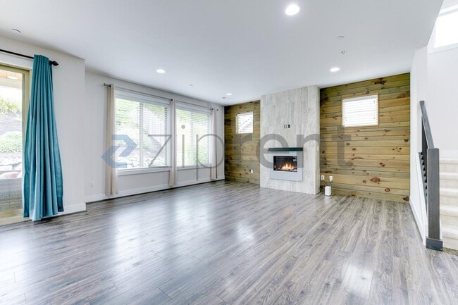 Building Photo - Unit