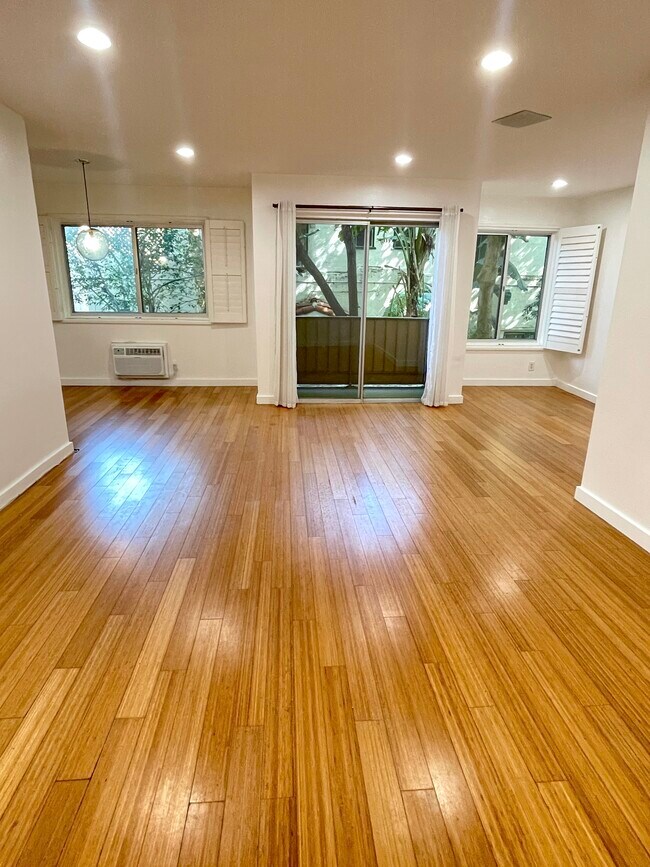 Sala de estar con rincón de oficina a la derecha y comedor a la izquierda - 525 N Sycamore Ave