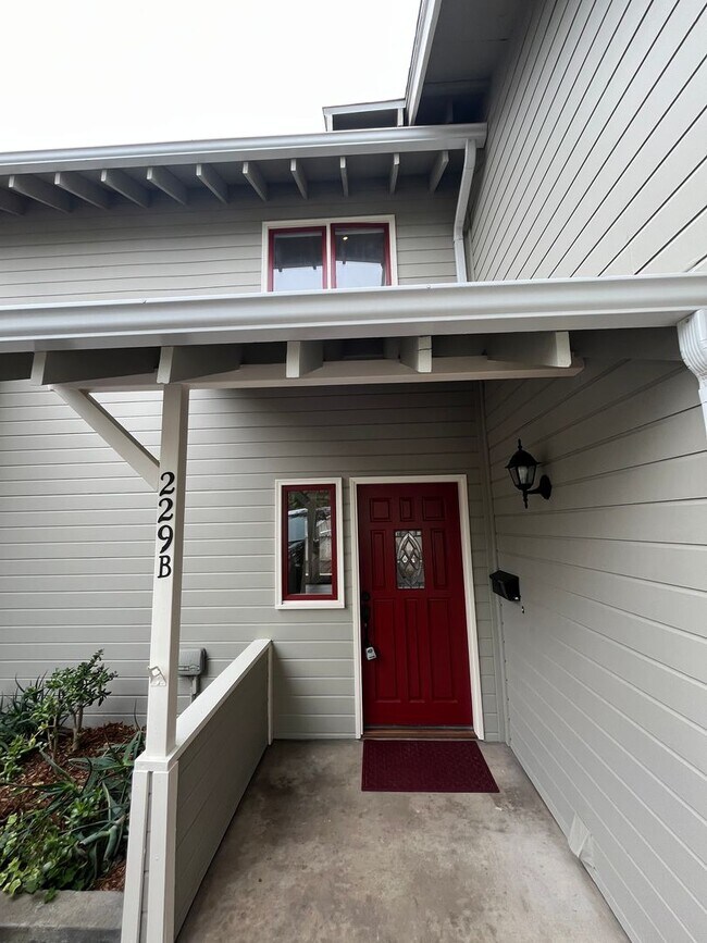 Foto del edificio - Beautifully renovated two-story home tucked in a quiet, tree-lined setting just off Mission and B...