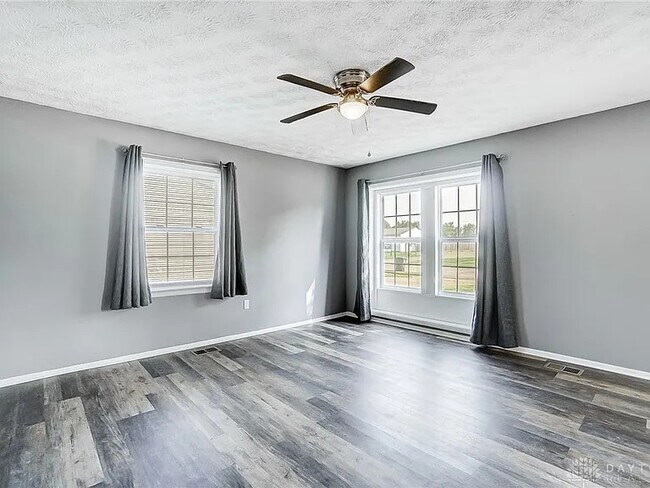 Foto del edificio - 393 Ridgebury Dr