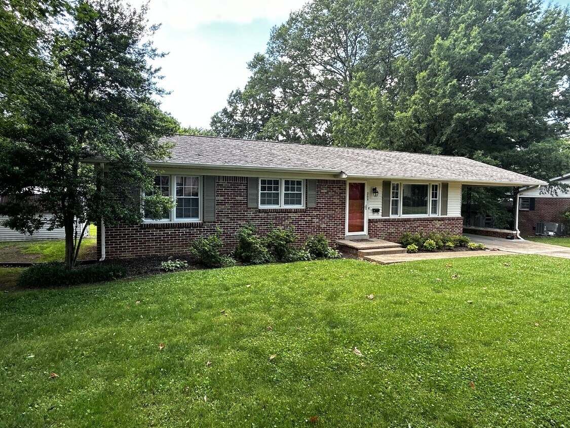 Foto principal - Charming 3 Bed, 2 Bath Rental Home in Mart...