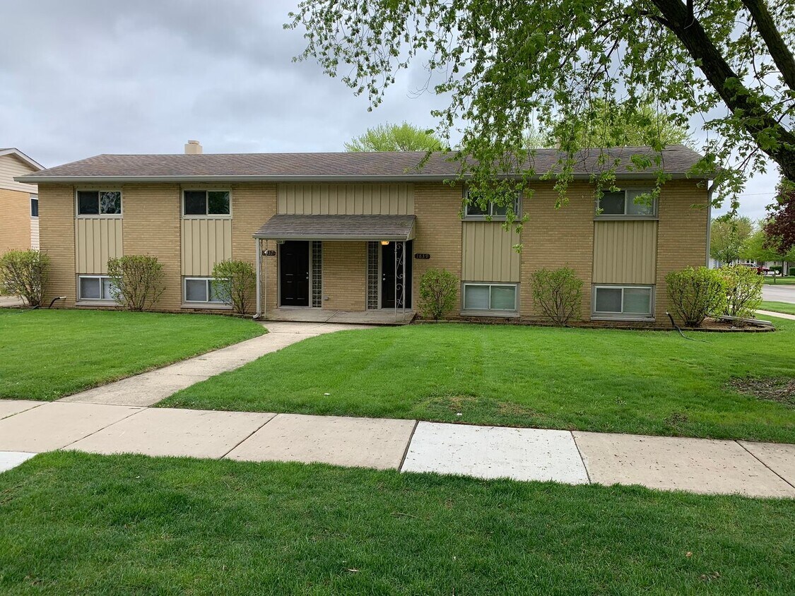 Foto principal - Spacious 3 bd 1.5 bth Raised Ranch Duplex