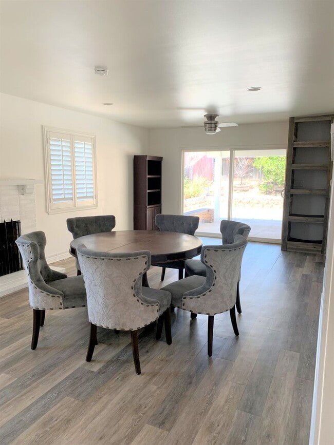 Building Photo - ***BEAUTIFUL 3 BEDROOM, 2 BATH HOUSE COMIN...