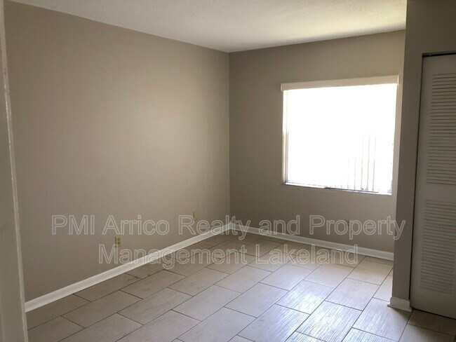 Building Photo - 811 Orchid Springs Dr