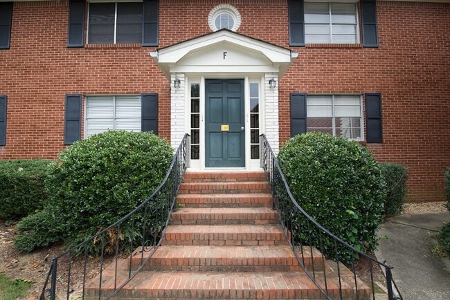 Spacious 2 Bedroom w/ Pool Less Than 1 Mile From Heart of Buckhead!! - Spacious 2 Bedroom w/ Pool Less Than 1 Mile From Heart of Buckhead!! House