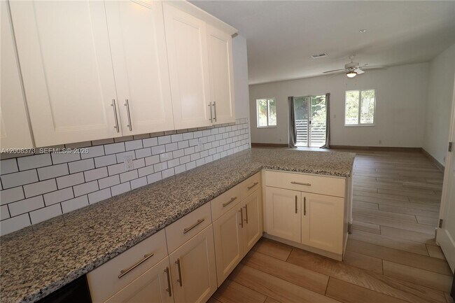 Foto del edificio - 605 NE 28th St