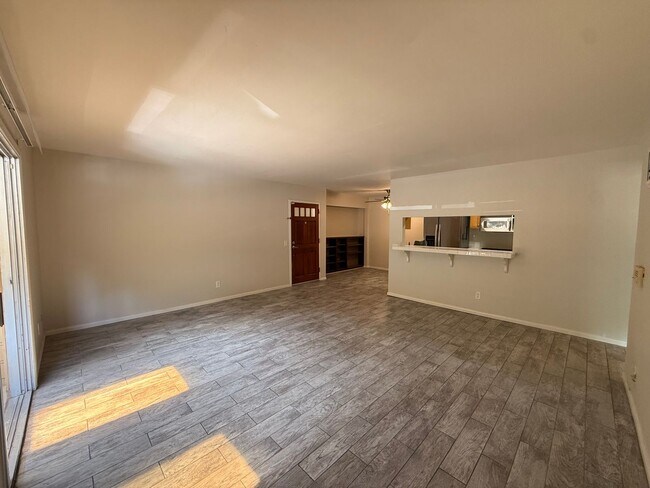 Building Photo - Spacious 3-Bedroom Top-Floor Condo in Chul...