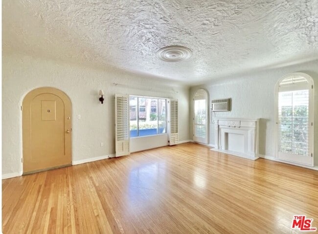 Foto del edificio - 227 N Swall Dr